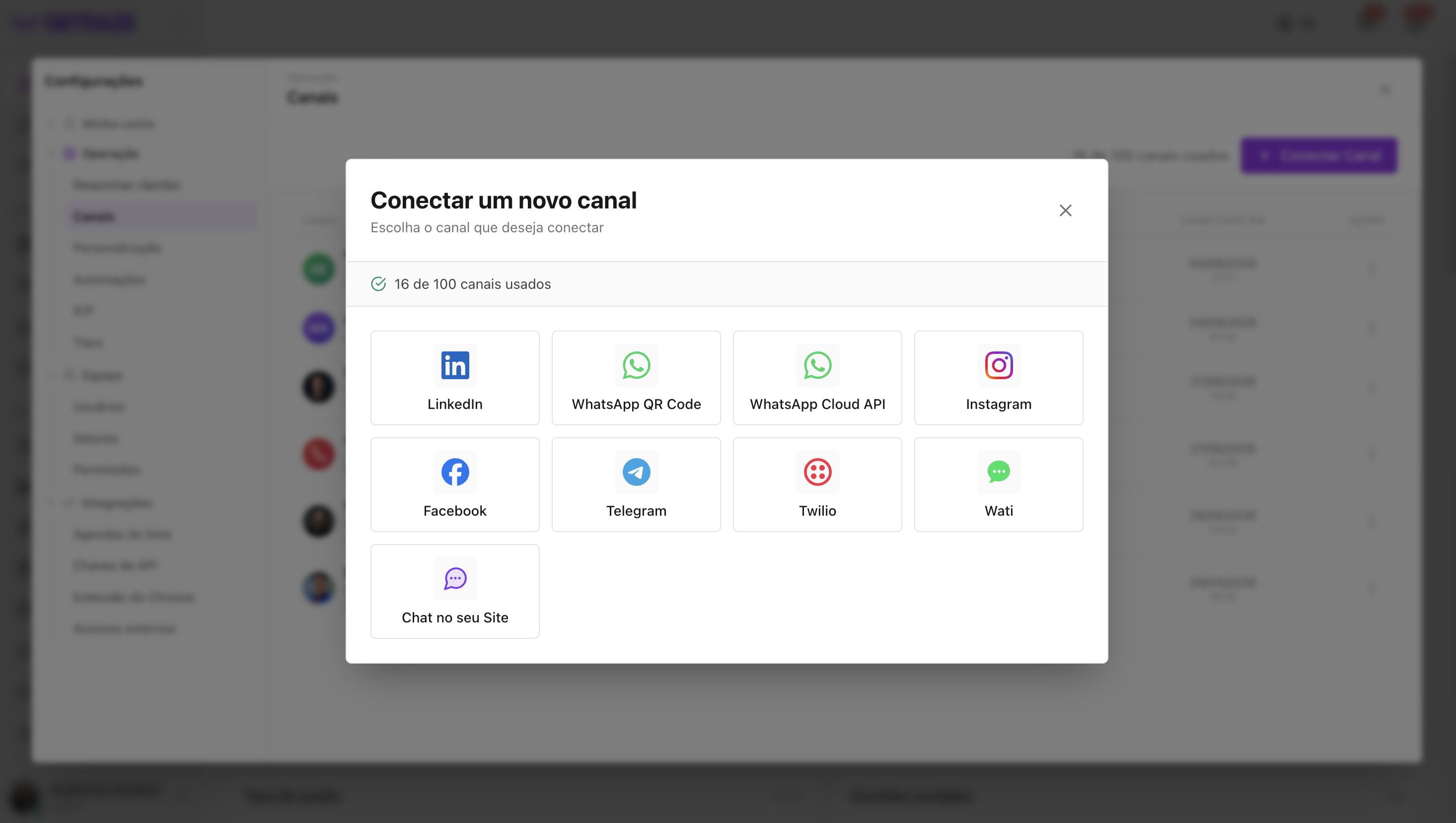 Modal "Conectar um novo canal", com os ícones de LinkedIn, WhatsApp QR Code, WhatsApp Cloud API, Instagram, Facebook, Telegram, Twilio, Wati e Chat no seu Site