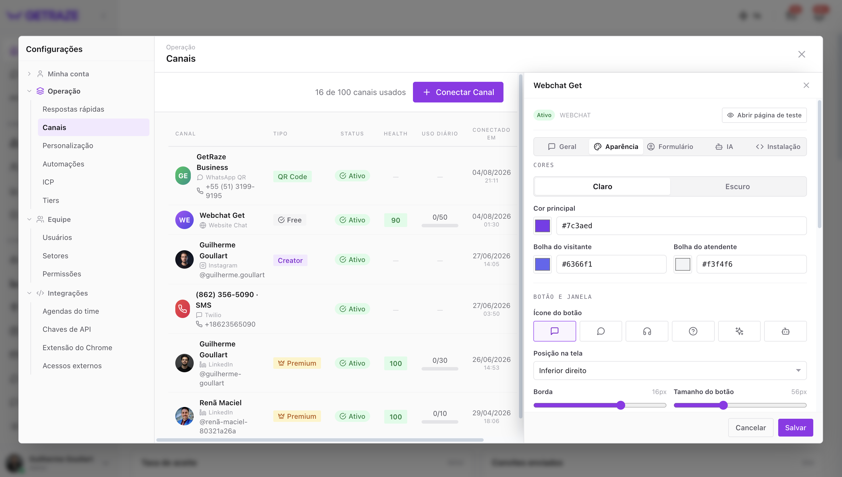 Painel de configuração do Web Chat na aba Aparência, com a escolha entre tema claro e escuro, os campos de cor principal e das bolhas, o ícone e a posição do botão